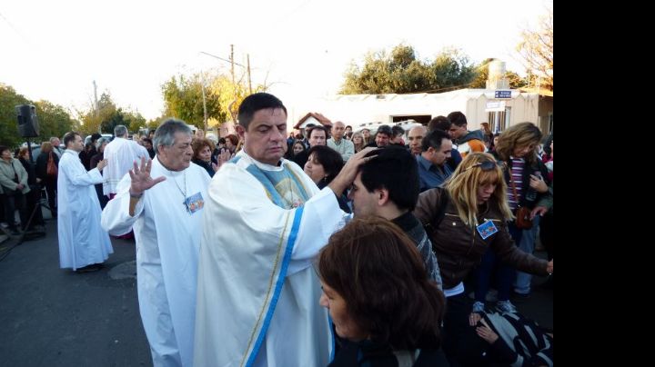 Tras la controversia volvió el padre Miguel al barrio Alberdi con menos seguidores
