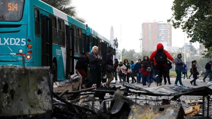 Santiago de Chile amaneció en estado de emergencia y con graves daños