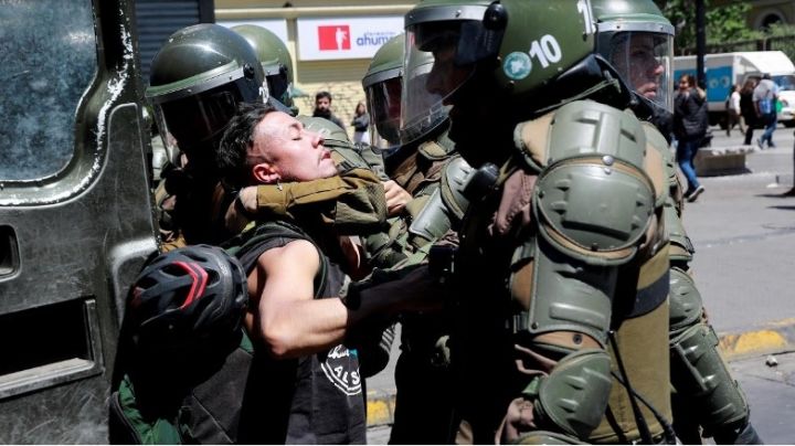 Violentos enfrentamientos en Chile mientras Piñera presentaba a sus ministros