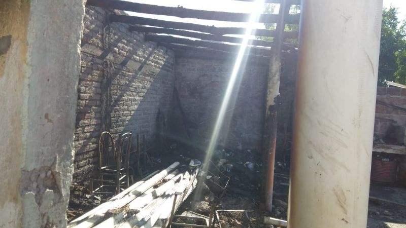 Pesadilla en Concepción: a una familia se le incendió su casa y aprovecharon para robar bajo amenaza