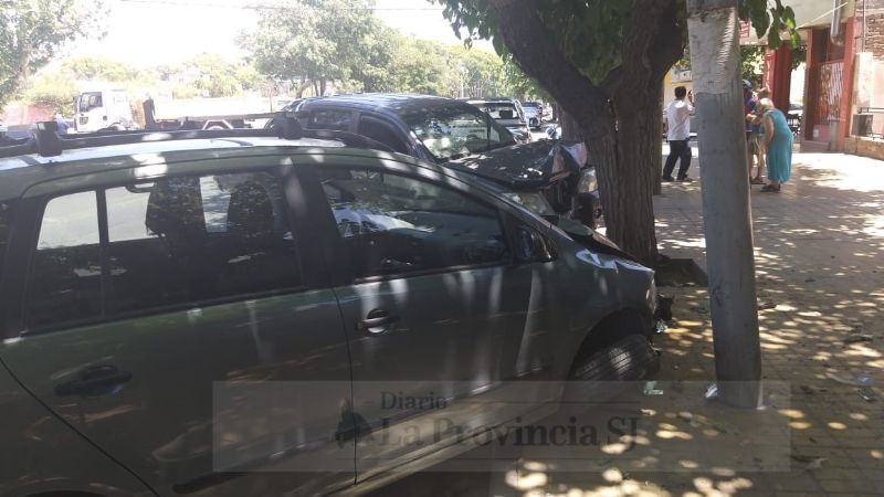 Violento choque terminó con una camioneta estrellada en un árbol y un auto en una farola