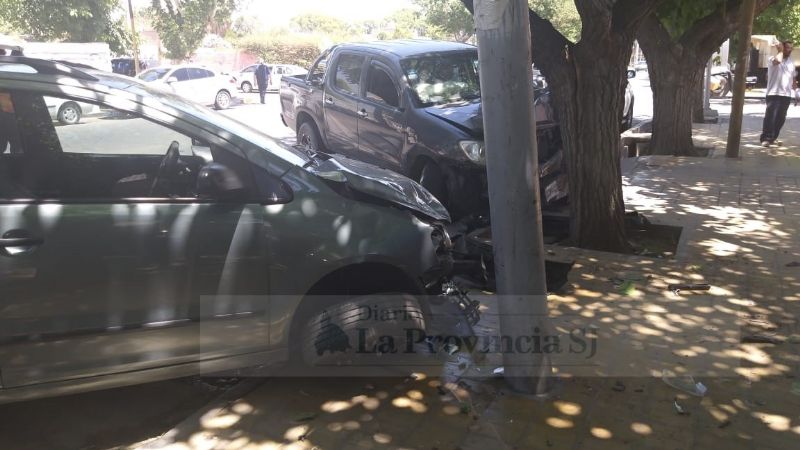 Violento choque terminó con una camioneta estrellada en un árbol y un auto en una farola