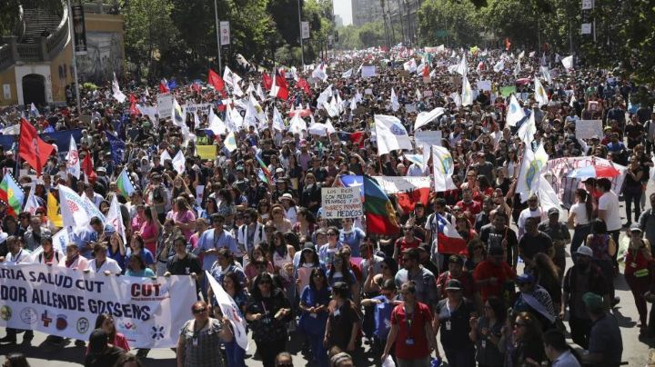 Tensión en multitudinarias protestas en Chile
