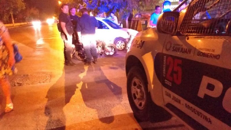 Un motociclista, grave tras chocar con un auto frente al Jockey Club