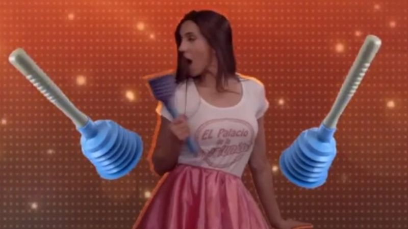 Cinthia Fernández lanzó un videoclip cantando entre perchas y coladores