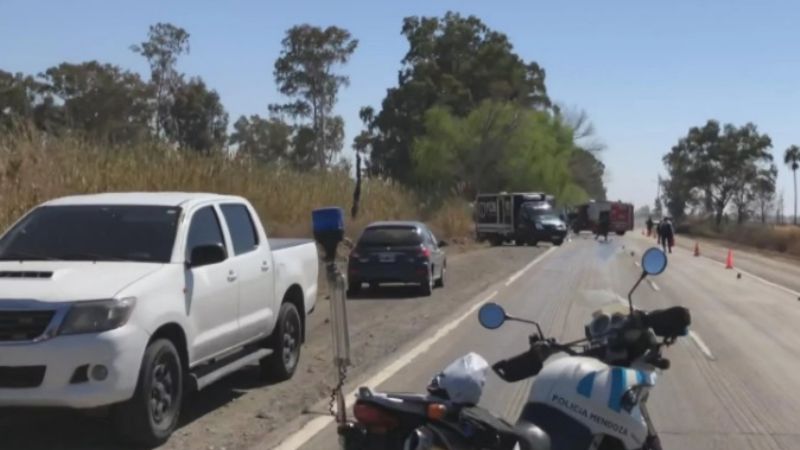 Un colectivo sanjuanino chocó en Ruta 40, en Lavalle y un auto quedó destrozado