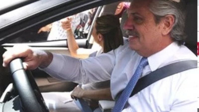 Manejando en su auto particular: así llegó Alberto Fernández al Congreso para asumir como presidente