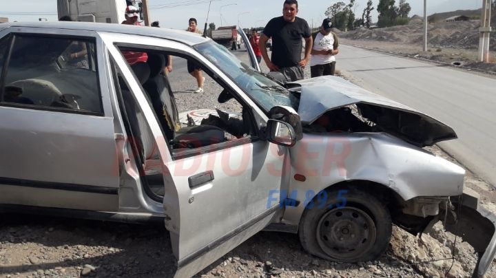 Fuerte choque frontal en Albardón dejó un conductor herido
