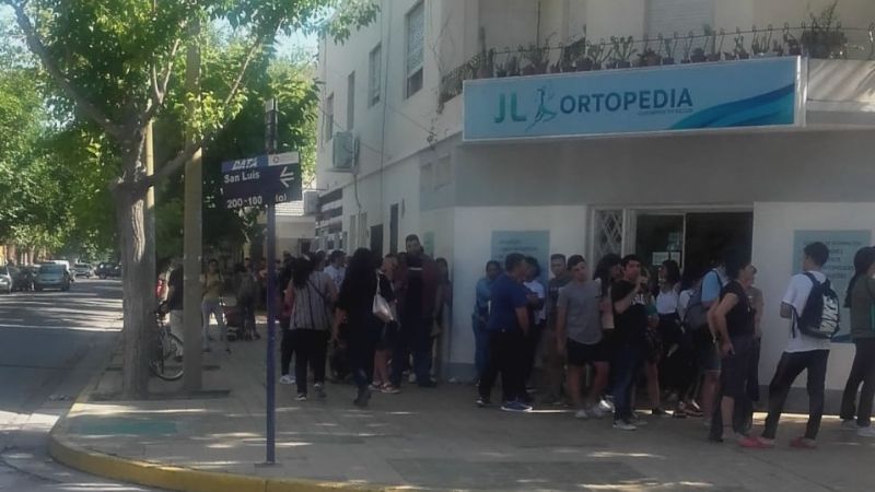 Más de tres cuadras de fila para inscribirse en una universidad privada de San  Juan