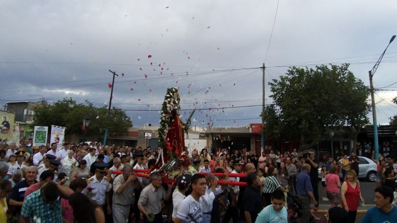 Volvió una tradición: lluvia de rosas se derramaron sobre Santa Bárbara en Pocito