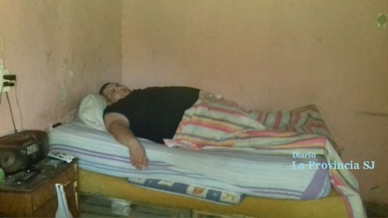 Es sanjuanino, pesa 350 kilos y no consigue una clínica para atender la obesidad mórbida