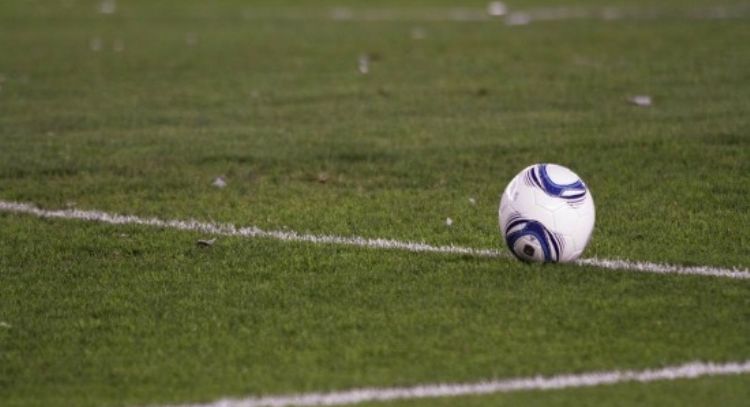 Un futbolista murió después de desplomarse en medio de un entrenamiento