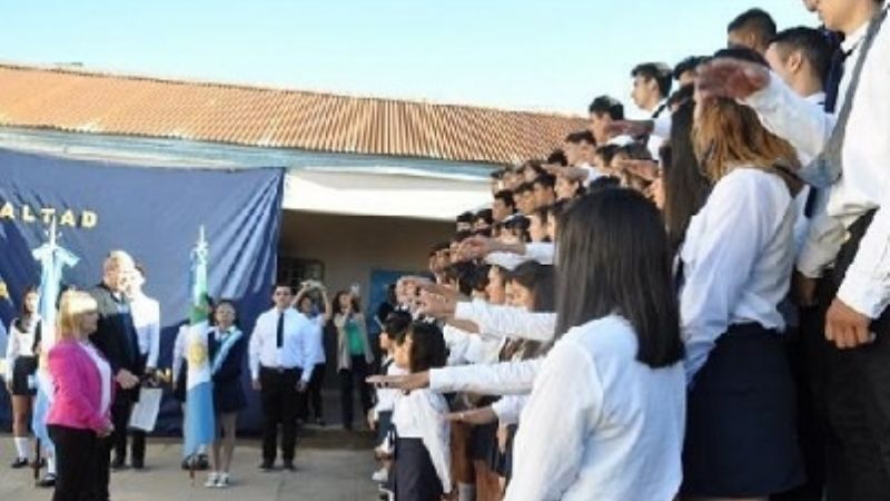 Por ley, alumnos de las secundarias públicas y privadas prometerán lealtad a la Constitución