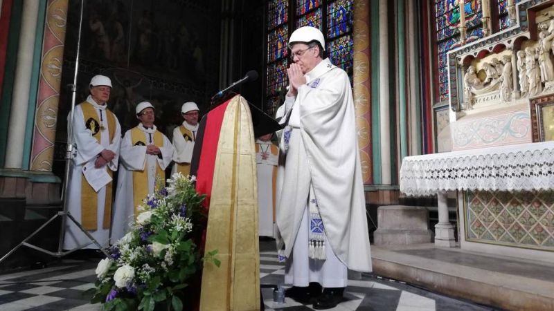 Sacerdotes se pusieron cascos y volvieron a celebrar una misa en Notre Dame