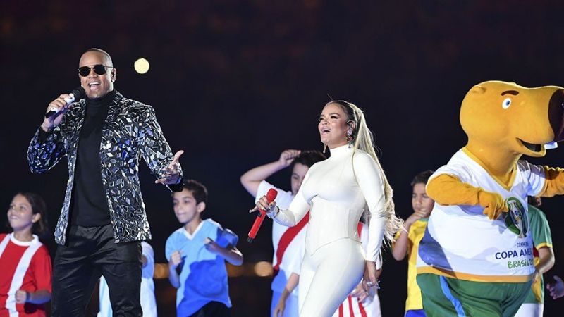 Tras las lapidarias críticas, Karol G confesó que cantó con gripe en la inauguración de la Copa América