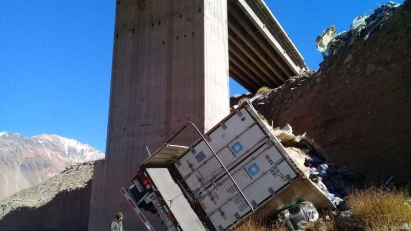 Un hombre murió al desbarrancarse un camión en la alta montaña