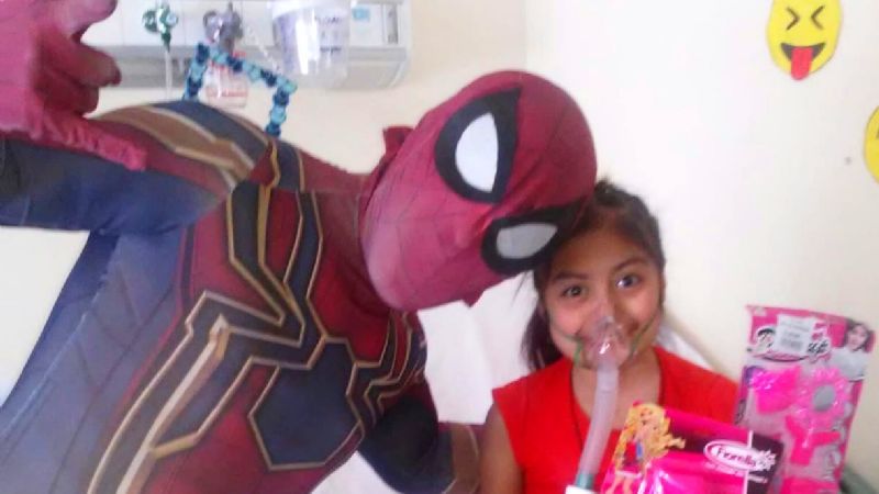 Un superhéroe de verdad: Spiderman sorprendió en el Hospital de Niños