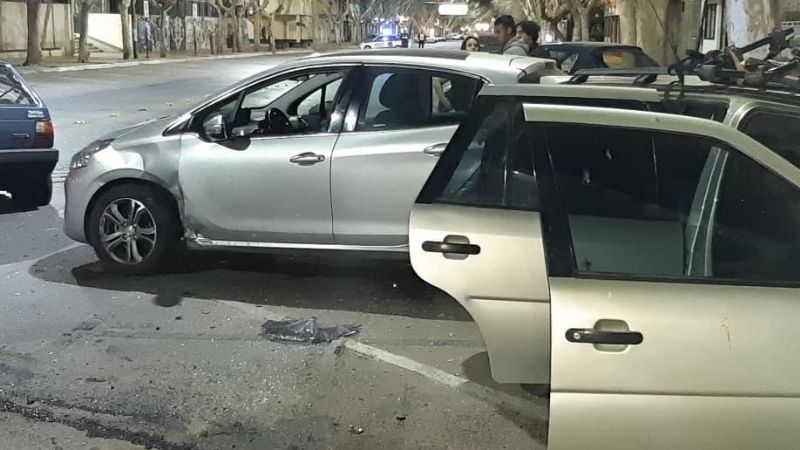 Capital: chocaron contra dos autos estacionados y terminaron internados