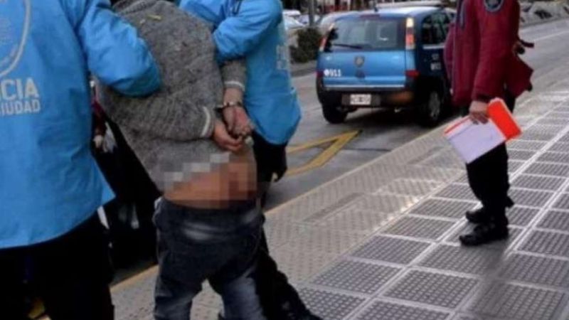 Acosó a una adolescente en un colectivo y fue detenido con los pantalones bajos