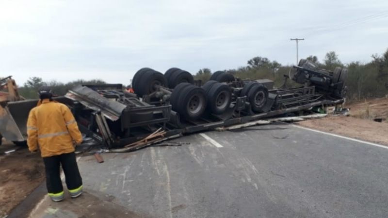 Ruta trágica: murió un camionero tras un brutal vuelco