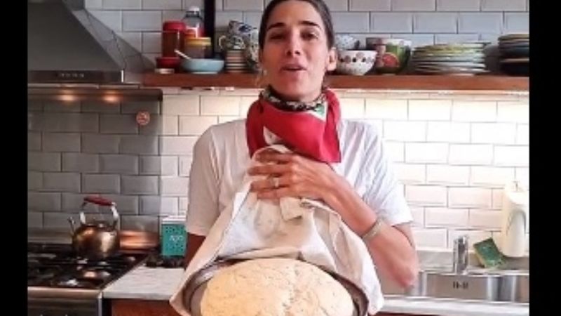 Juana Viale cocinó con un sanjuanino "tomaticán con pan de cedrón"