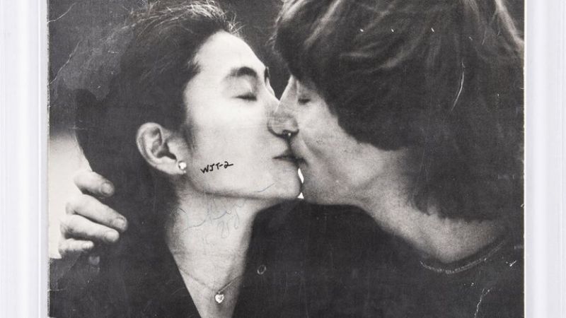 Subastan el disco que John Lennon le firmó a su asesino