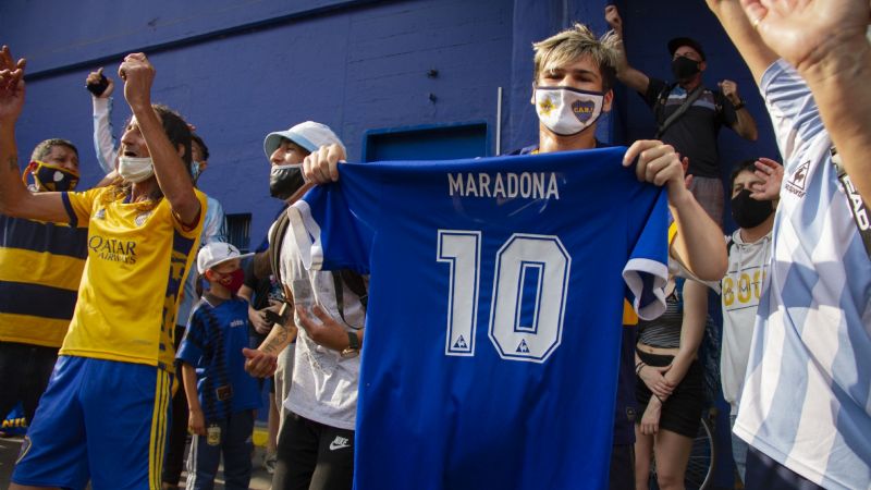 Por Maradona, los hinchas "abrazan" lugares emblemáticos en todo el país