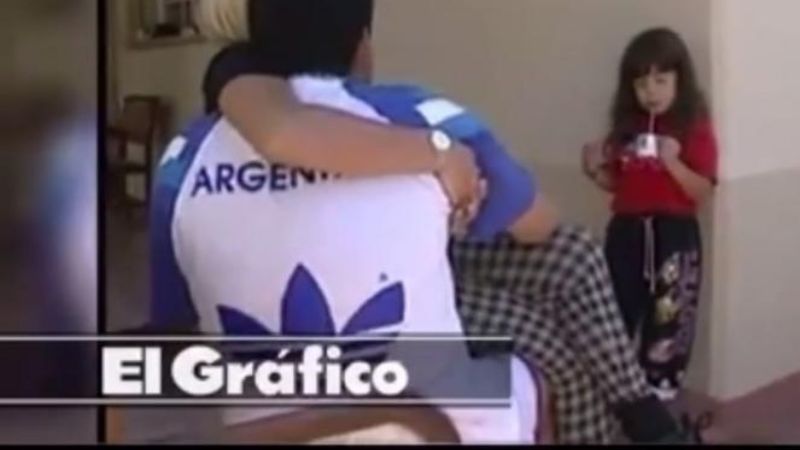 Dalma Maradona compartió un video familiar: Claudia a upa de Diego y Giannina "mini"