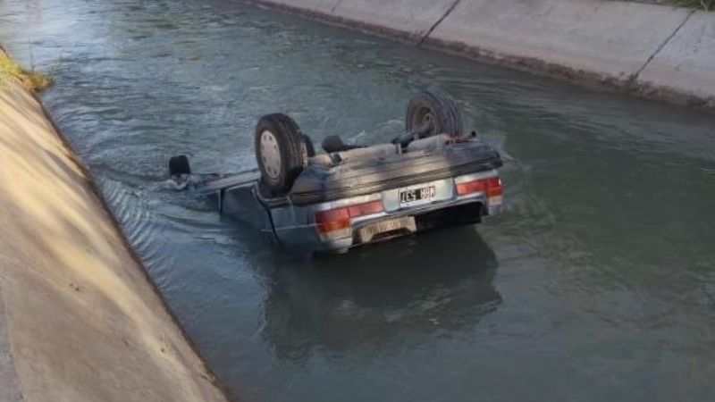 Caucete: perdió el control del auto y terminó en el canal