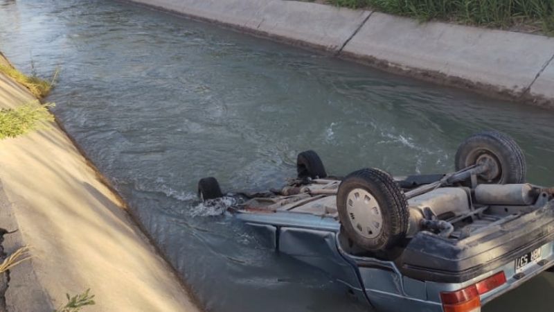 Caucete: perdió el control del auto y terminó en el canal