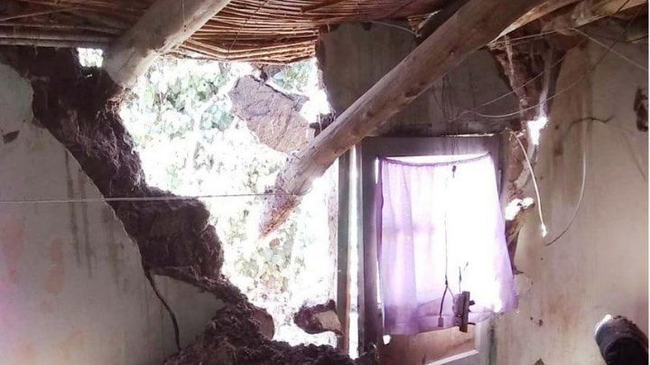Por la intensa lluvia, se derrumbó parte de la casa de una mujer y sus 5 hijos en 25 de Mayo