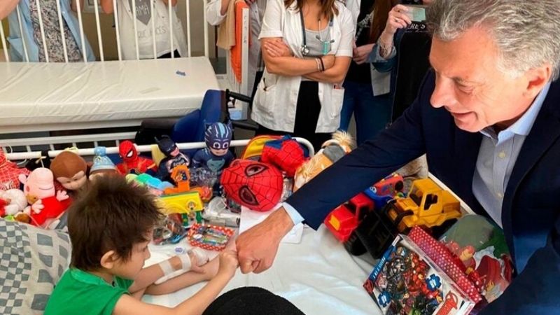 Macri visitó a un chico con una enfermedad terminal