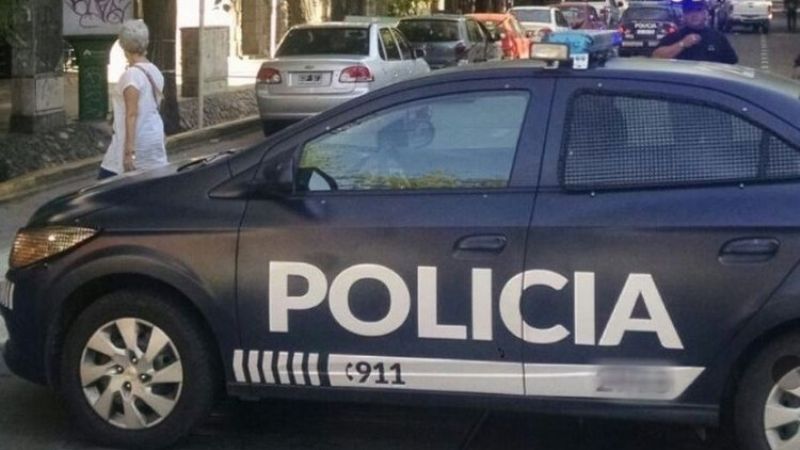 Un policía y su pareja rompieron la cuarentena para tener sexo arriba de un auto