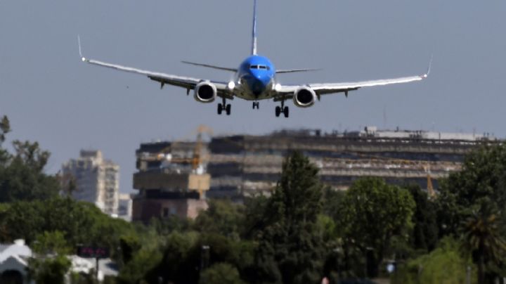 Funcionarios con pasajes pagados por el Estado ya no podrán acumular millas con Aerolíneas Argentinas