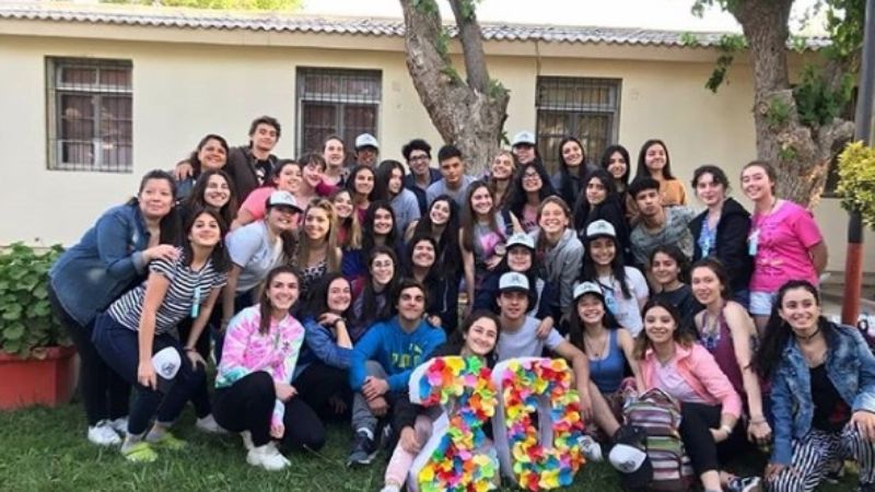 "Quedó facherita, no?", alumnos del Colegio Parroquial Santa Lucía presentaron su campera