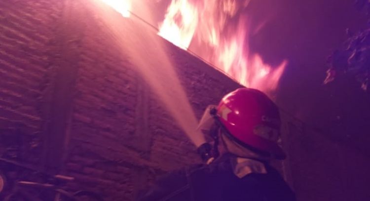 Niños prendieron fuego cajones y provocaron un incendio en Villa San Damián