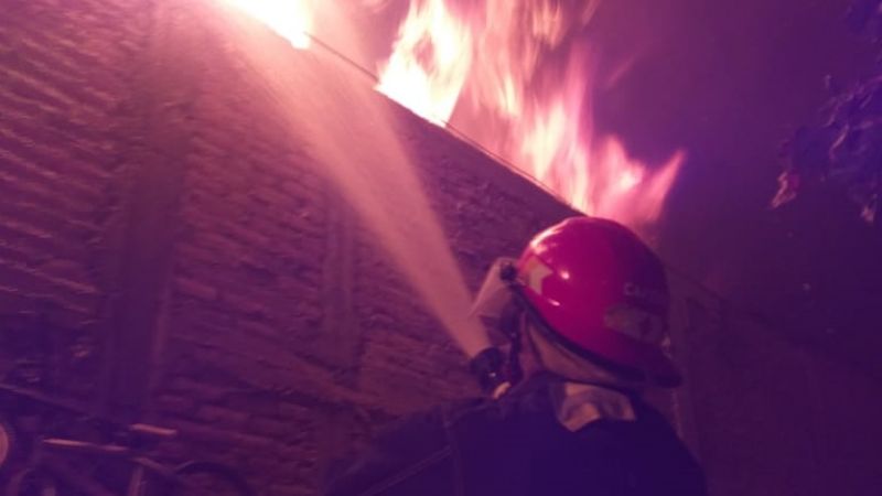 ¿Justicia por mano propia? : Incendian una casa en Merlo y arrojan al fuego a un joven al que acusaban de homicidio