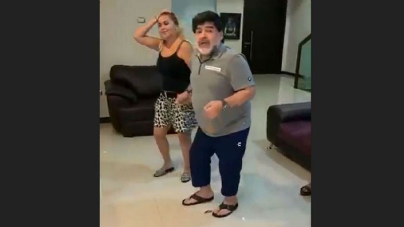 Escándalo por un video de Diego Maradona bajándose los pantalones