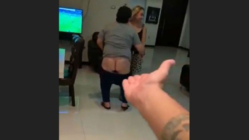Escándalo por un video de Diego Maradona bajándose los pantalones