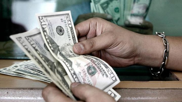 Sigue en subida: el dólar oficial cotizó en su promedio más alto, a $99,33