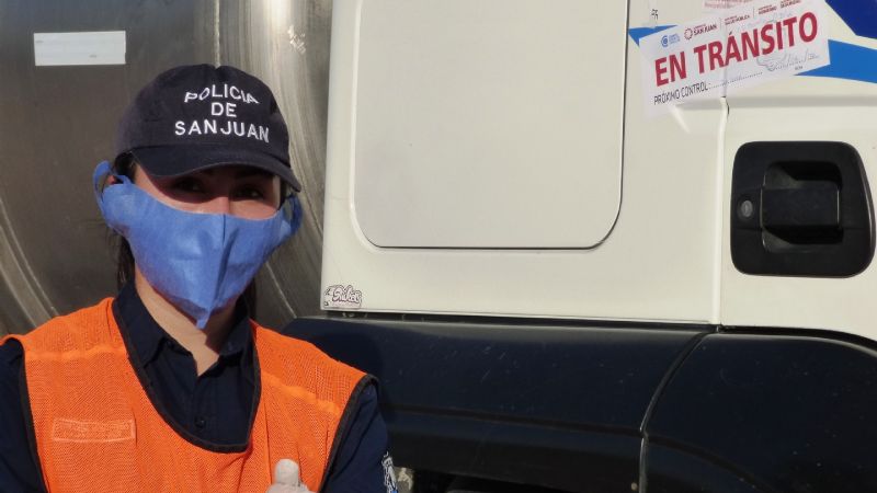 Historia en pandemia: con 22 años, una mujer policía controla el tránsito en el control de Bermejo