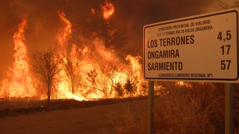 Incendios en Córdoba: un centenar de evacuados y focos activos