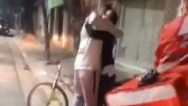 Video emocionante: le regaló su bicicleta a un repartidor a quien se la robaron frente a su casa