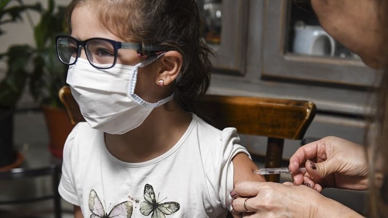 Acuerdan iniciar la vacunación de refuerzo Covid-19 en los niños de entre 5 y 11 años