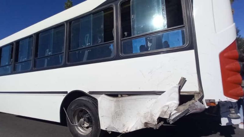 Sarmiento: impactante choque "con suerte" entre un auto y un colectivo