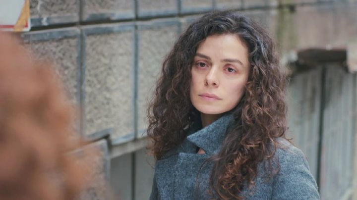 Nadie lo imaginó: el mal momento que pasó Özge Özpirinçci, la actriz de Fuerza de Mujer