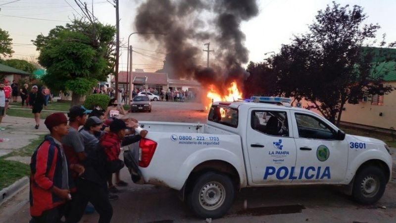 La Pampa: incendiaron patrulleros en la comisaría donde están detenidas las acusadas del crimen de Lucio
