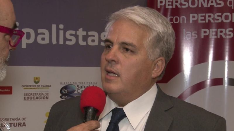 Diagnosticado con coronavirus, el ministro Andrés Díaz Cano fue internado "por una descompensación"