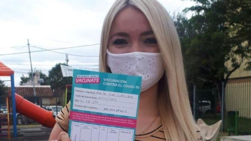 Vacunación vip: despidieron a la becaria de 18 años que recibió la dosis contra el coronavirus