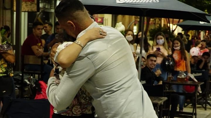 Sanjuanino le propuso compromiso a su novia con carteles y bailarines en plena peatonal